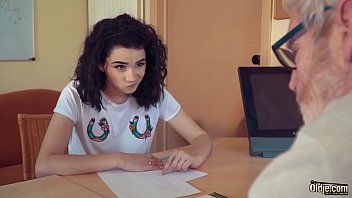 play Un vieil homme baise une femme hardcore créée par le sexe sexy de 21 ans