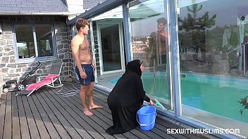play يرضي القائم بأعمال رئيسه الذي يريد xxx شفهيًا وسريعًا بجانب المسبح