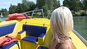 play رحلة القارب على البحيرة و xxx مجنون مع شقراء ساخنة