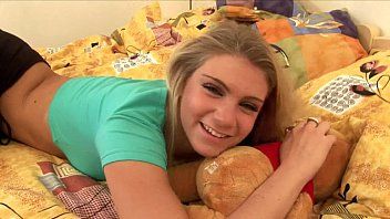 play Caliente rubia adolescente se desvistió enamorado de vibratorin coño