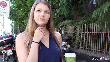 Seksowna uczennica uprawia ostry seks tak, jak lubi