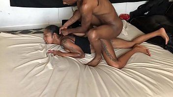 play Xxx a la orden con un coño sexy penetrado duro por su polla negra