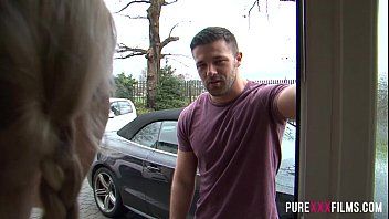 play La blonde insatiable a des relations sexuelles avec son ami et lui taille une pipe