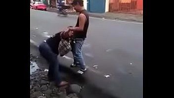 play Colombianca filmata pe public in timp ce face muie la un aurolac 