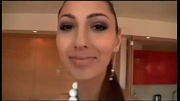 play Blonda cu fundul mare nu ii ajunge penisul