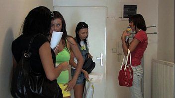 play Fete ce sunt futute prin gradina si prin casa