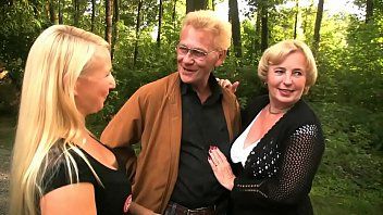 play Ihre blonde Frau hat einen Liebhaber für ihre Mutter gefunden, der sie fickt