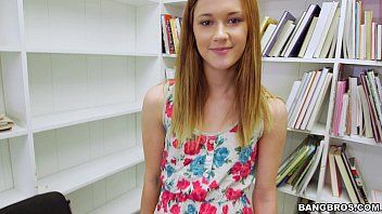 play A aluna mostra seus pais em uma biblioteca