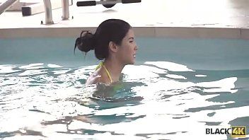 play Madalina, une jeune femme de 17 ans, nage dans la piscine et veut la bite d'un homme noir avec un gros pénis