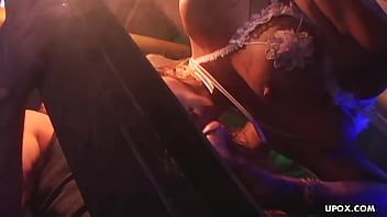 play Rubia de pechos muy grandes follada en la garganta por un macho caliente