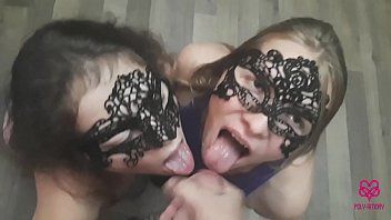 play Duas mulheres da alfândega chupam o pênis desse homem