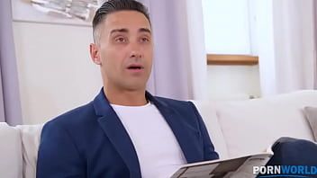 play N'importe quel homme serait heureux d'avoir des relations sexuelles avec une hôtesse de l'air