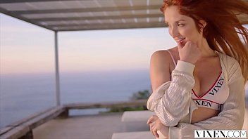 play Curva hot de xxx care este tinuta de cap cand i se introduce
