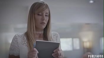 play In fundul acestei blonde isi introduce mana deoarece doreste sa o faca sa se simta bine