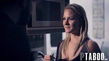 play Het is erg koud in zijn appartement, maar hij stelt voor om zich toch uit te kleden en aan te kleden