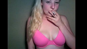 play Milf care isi introduce degetele in gat dupa care iti prinde penisul si incepe sa o introduca