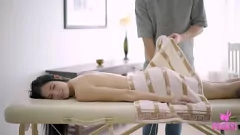 play النفط غارقة امرأة سمراء في سن المراهقة لوفينيا لوكس يحصل لها ضيق كس مليئة في جلسة تدليك الحسية