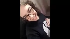 play ندف امرأة سمراء والإنكار في تجميع جلسة إرسال الرسائل النصية بالملابس