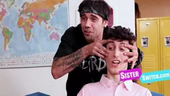 Nachsitzen im Klassenzimmer wird zu einer Stiefschwester-Tausch-Orgie