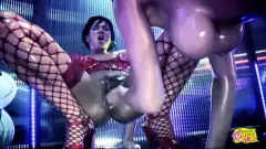 play Ubrane w lateks lesbijki Lolly Badcock i Amber Leigh oliwią się i szaleją za pomocą paska