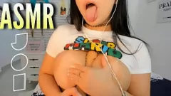 play ASMR JOI: Najgorętsza seksowna brunetka w ciasnych dżinsach szorty prowadzi twoją rękę