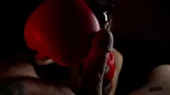 play La padrona nei guanti da boxe dà pompino doloroso e pugni Big Dick
