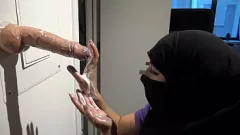 play La esposa árabe vestida de hijab no puede tener suficiente de las pollas grandes