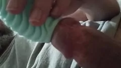 play Horny Brunette s'amuse avec son nouveau jouet - Masturbation et éjaculation intenses