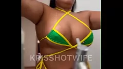 play Nena de la playa brasileña Kriss: despertando y preparándose en ropa interior con grandes tetas y gran trasero