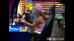 play Public Teen Masturbation: Little April im Arcade -Abenteuer im April