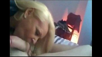 play La rubia chupa y quiere ser follada solo con condón