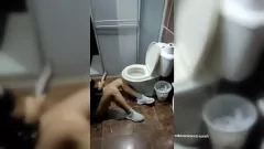 play Urmăriți această fată drăguță și micuță adolescentă care suge pute pentru bani după ce s-a certat cu iubitul ei