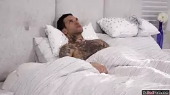 play Un trio plin de vapori: un tip isi loveste prietena bustioasa si mama ei vitrega cu pasarica ras si actiune de penis mare