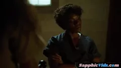 play Hete lesbische gevangenisbewaker krijgt haar getatoeëerde ebony kont gelikt en gevingerd in een hete sapphic ontmoeting