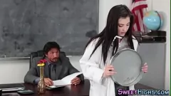 play Jenna Reid, de schattige tiener met kleine tieten, wordt hard genageld in haar studentenuniform, inclusief gezichtsbehandeling en cumshot