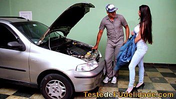 play Elle lui fait régler le moteur de sa voiture puis lui fait l'aimer un peu dans sa chatte